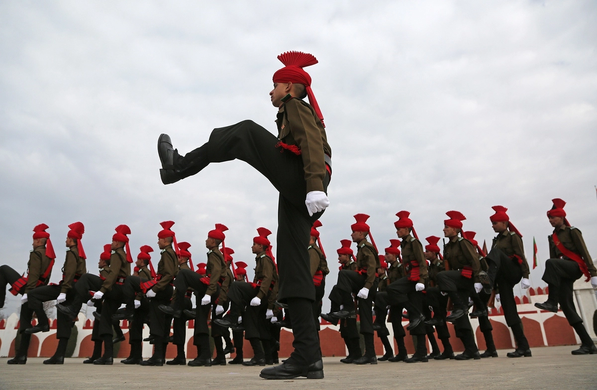 Индия отказалась от российского оружия. Индийские военные не шагают а подпрыгивают почему.