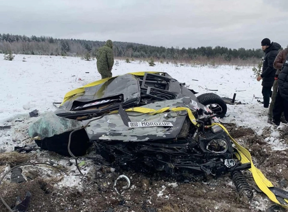 Сбросить с вертолета. Москвичи сбросили с вертолета Mercedes Gelandewagen в Карелии. Гелик сбросили с вертолета. Гелендваген и вертолет. Авто вертолет упал в.