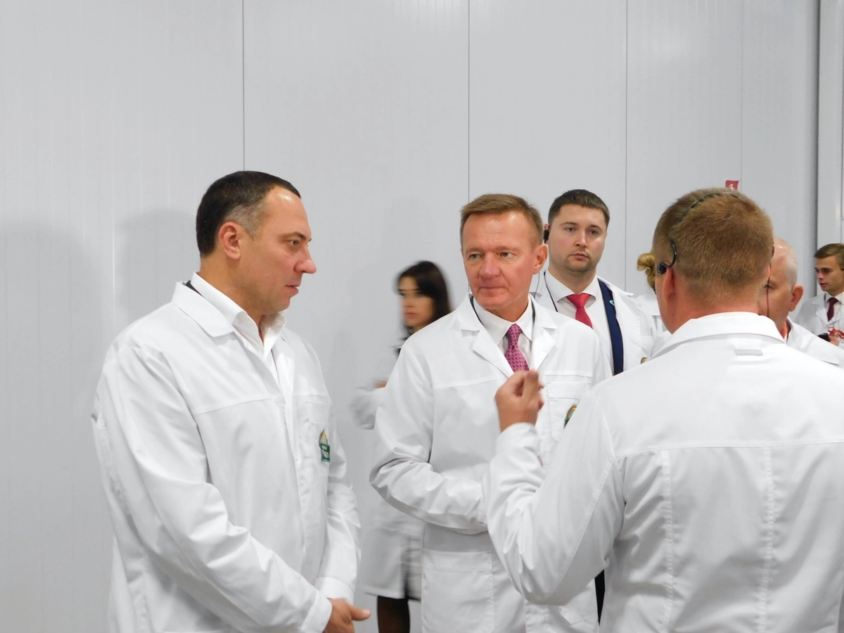 Курский губернатор Роман Старовойт и основной акционер "Грибной радуги" Александр Удодов на открытие новой линии производства Курский губернатор Роман Старовойт и основной акционер "Грибной радуги" Александр Удодов на открытие новой линии производства