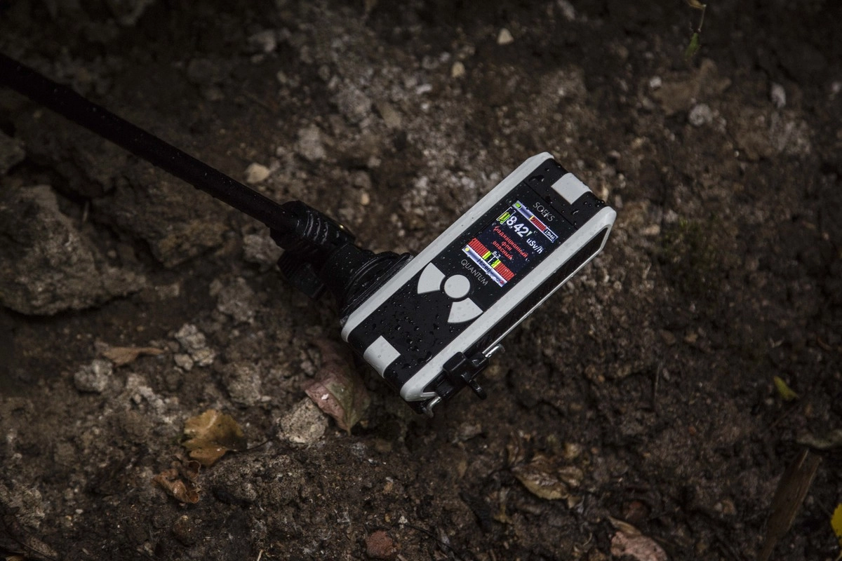 Всего через пару минут значение на дозиметре превысит 10 мкЗв\ч. Впрочем, и 8,42 - многократное превышение безопасной нормы Всего через пару минут значение на дозиметре превысит 10 мкЗв\ч. Впрочем, и 8,42 - многократное превышение безопасной нормы