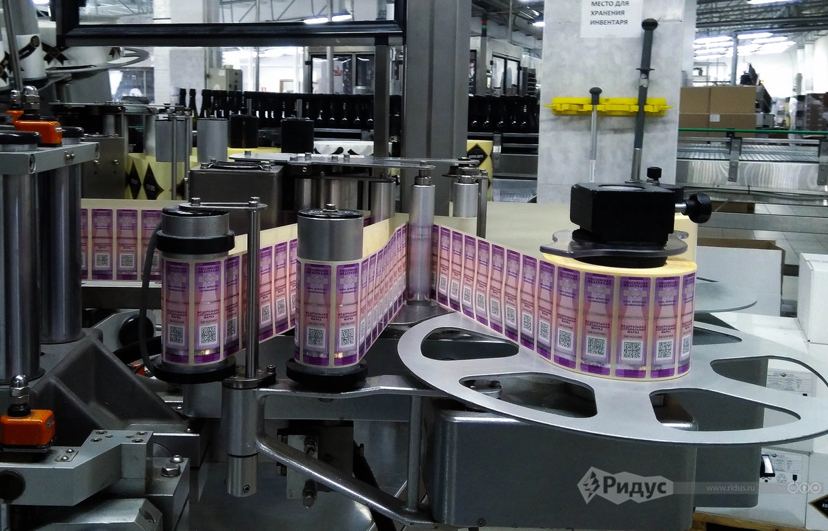 Машина для наклейки акцизных марок Машина для наклейки акцизных марок