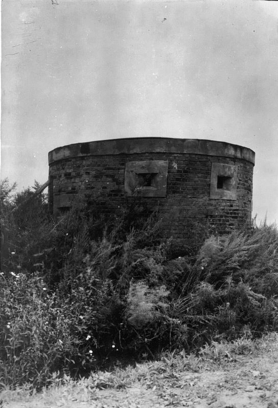 Недостроенные японские огневые точки на углах земляных валов в районе города Фуцзинь Недостроенные японские огневые точки на углах земляных валов в районе города Фуцзинь