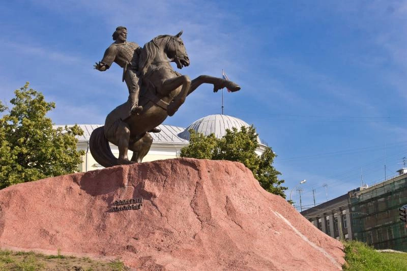 Памятник Евпатию Коловрату в Рязани Памятник Евпатию Коловрату в Рязани
