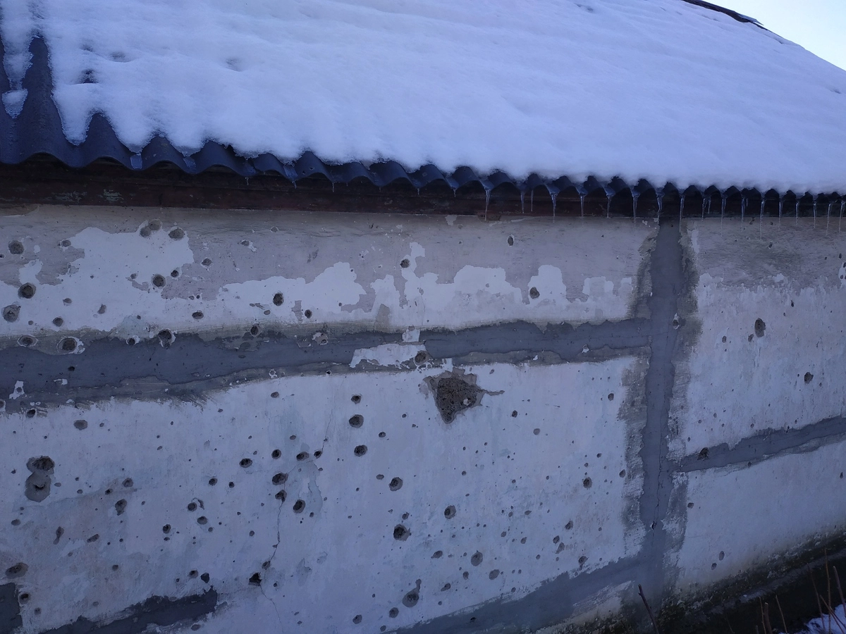 Стена дома обращённая к линии соприкосновения Стена дома обращённая к линии соприкосновения