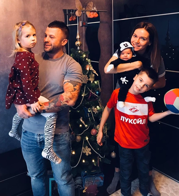 С разрешения Юлии Ивкиной «Ридус» публикует семейную фотографию. Дома Михаила ждут трое детей, которые очень скучают по папе. С разрешения Юлии Ивкиной «Ридус» публикует семейную фотографию. Дома Михаила ждут трое детей, которые очень скучают по папе.