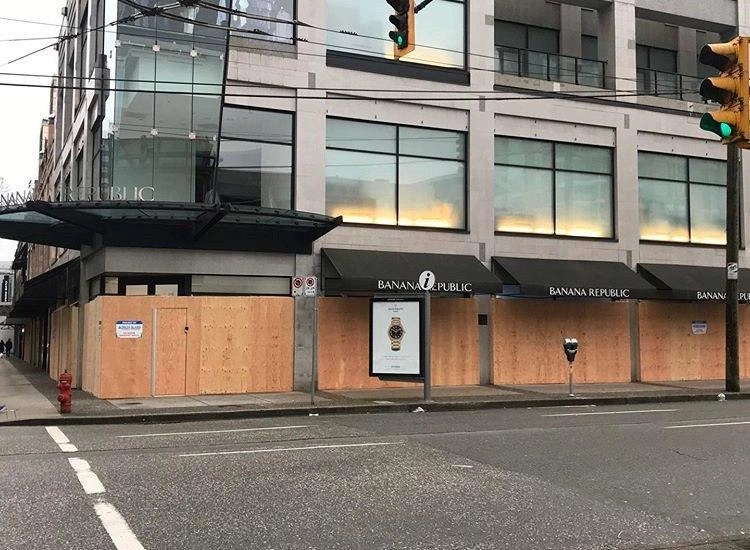 Нужно было заехать сегодня в офис в центре города, чтобы забрать почту. Магазины нынче не работают, но товары все так и стоят на виду. Из-за участившихся краж и взломов, многие магазины начали заколачивать окна фанерой. Вкупе с пустотой улиц, обстановочка все больше напоминает мини-апокалипсис. Нужно было заехать сегодня в офис в центре города, чтобы забрать почту. Магазины нынче не работают, но товары все так и стоят на виду. Из-за участившихся краж и взломов, многие магазины начали заколачивать окна фанерой. Вкупе с пустотой улиц, обстановочка все больше напоминает мини-апокалипсис.