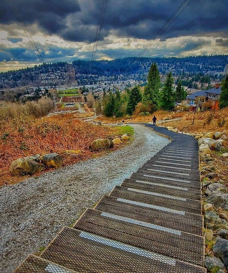 Coquilam Crunch - фитнес-тропа вверх протяженностью 2.2 км и набором высоты в 220 метров. Ежегодно здесь проходит благотворительный забег Coquilam Crunch Challenge. Прекрасное место растрясти жир. К сожалению, людей было относительно много, тем не менее все отходят друг от друга на два метра и придерживаются социального дистанцирования, что радует. Но в следующий раз, лучше на велосипеде по лесным массивам. Coquilam Crunch - фитнес-тропа вверх протяженностью 2.2 км и набором высоты в 220 метров. Ежегодно здесь проходит благотворительный забег Coquilam Crunch Challenge. Прекрасное место растрясти жир. К сожалению, людей было относительно много, тем не менее все отходят друг от друга на два метра и придерживаются социального дистанцирования, что радует. Но в следующий раз, лучше на велосипеде по лесным массивам.