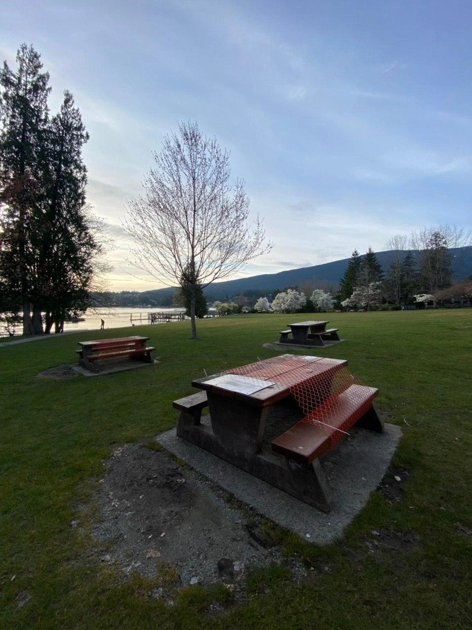 Многие провинциальные парки и массовые пикниковые зоны закрыты, а также перед входом в любой парк вы увидите памятку о том, что нужно социально дистанцироваться на 2 метра. В этом парке, два стола из трех перекрыли, чтобы не было массового скопления разных людей в одной зоне. Тем не менее, пикниковых столиков хватает, и вы можете насладиться трапезой с красивым видом, а что не маловажно о вашей безопасности даже позаботилось муниципальное правительство. Многие провинциальные парки и массовые пикниковые зоны закрыты, а также перед входом в любой парк вы увидите памятку о том, что нужно социально дистанцироваться на 2 метра. В этом парке, два стола из трех перекрыли, чтобы не было массового скопления разных людей в одной зоне. Тем не менее, пикниковых столиков хватает, и вы можете насладиться трапезой с красивым видом, а что не маловажно о вашей безопасности даже позаботилось муниципальное правительство.