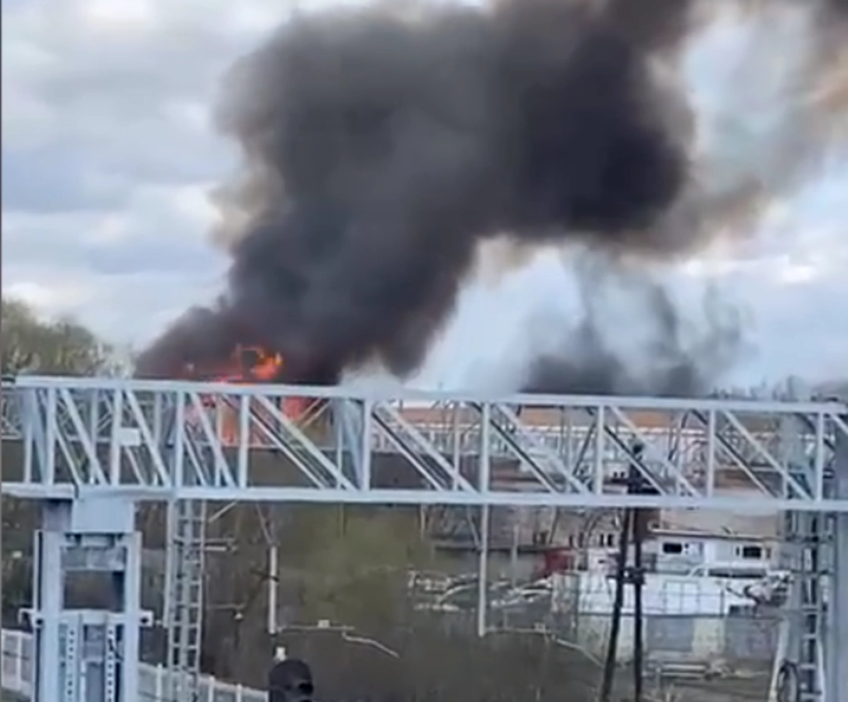 Пожар в красной пахре новая москва. Пожар в новой Москве. Пожар в новой Москве сегодня. Пожар в Москве Чертаново. Пожар на Новосходненском шоссе.