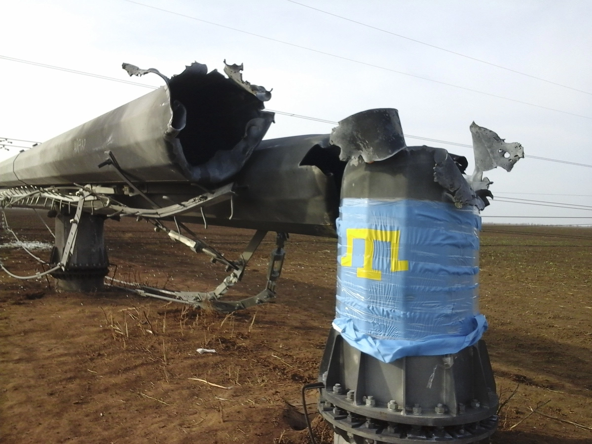 Украина. Херсонская область. 22 ноября 2015. Поврежденный взрывом участок электросети, передающий электроэнергию в Крым из Украины, в результате чего Крымский полуостров был полностью обесточен. На поврежденном участке флаг крымских татар. Украина. Херсонская область. 22 ноября 2015. Поврежденный взрывом участок электросети, передающий электроэнергию в Крым из Украины, в результате чего Крымский полуостров был полностью обесточен. На поврежденном участке флаг крымских татар.