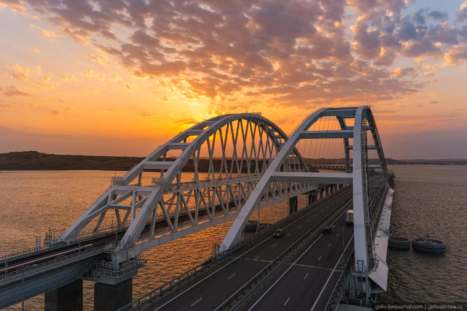 Как выглядит мост. Крымский мост достопримечательности. Ке́рченский мост. Крымский мост самый длинный мост России. Железнодорожный мост автомобильный мост метромост.