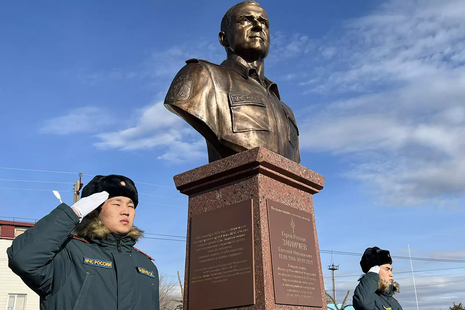 Где открыли памятник муртазе. Памятник Зиничеву в Элисте. Зиничев памятник в Москве. Памятник Евгению Зиничеву в Москве. Открыли памятник.