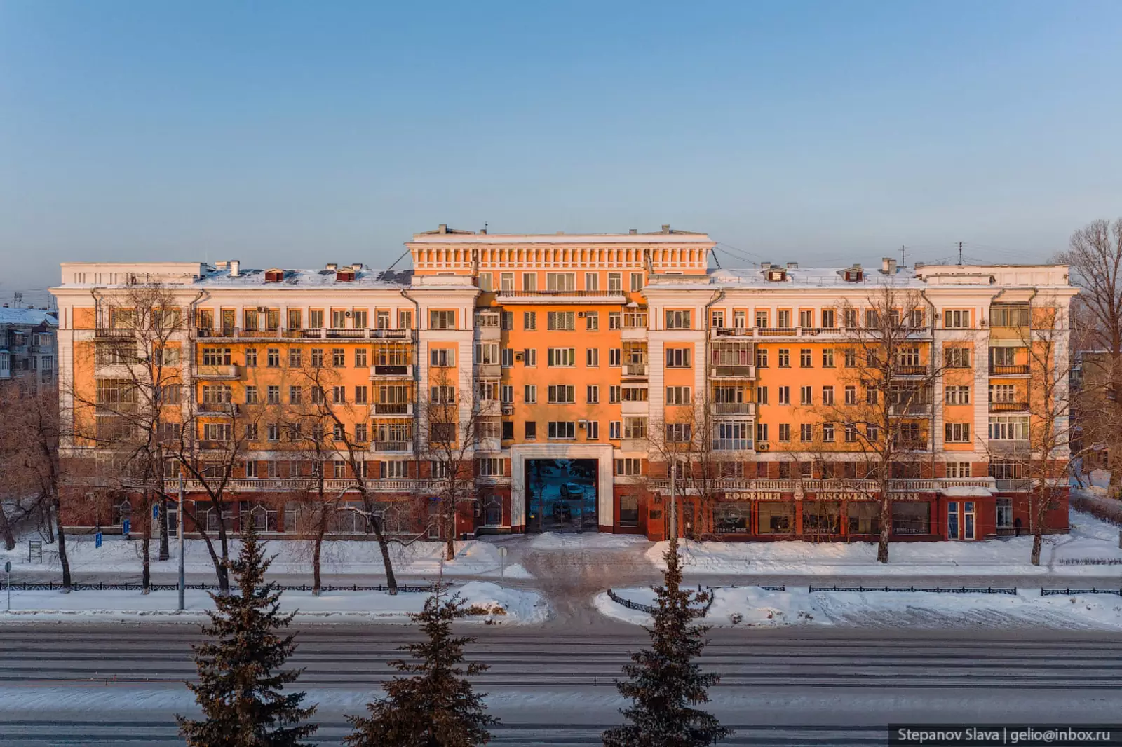 Новокузнецк точное. Металлургов 25 Новокузнецк. Новокузнецк зимой дворец алюминчека. Дом Сибири Новокузнецк. Двор зимний Новокузнецк.