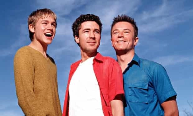 Главное трио оригинальных "Близких друзей". В центре - Эйдан Гиллен, а в улыбающемся юноше слева очень сложно узнать будущую звезду "Тихоокеанского рубежа" и "Сынов анархии" Чарли Ханнэма. Главное трио оригинальных "Близких друзей". В центре - Эйдан Гиллен, а в улыбающемся юноше слева очень сложно узнать будущую звезду "Тихоокеанского рубежа" и "Сынов анархии" Чарли Ханнэма.