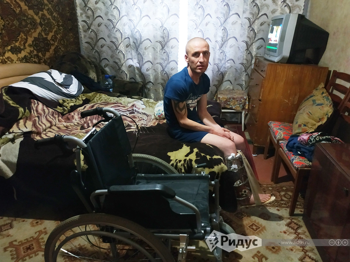 В спальне у телевизора. В спальне у телевизора.