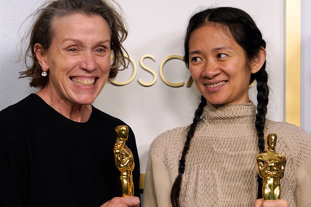 Актриса Фрэнсис МакДорманд (слева), получившая награду за лучшую женскую роль в фильме "Земля кочевников" и режиссер Хлоя Чжао (справа), получившая награду за лучшую режиссуру фильма "Земля кочевников", получившего "Оскар" за лучший фильм Актриса Фрэнсис МакДорманд (слева), получившая награду за лучшую женскую роль в фильме "Земля кочевников" и режиссер Хлоя Чжао (справа), получившая награду за лучшую режиссуру фильма "Земля кочевников", получившего "Оскар" за лучший фильм