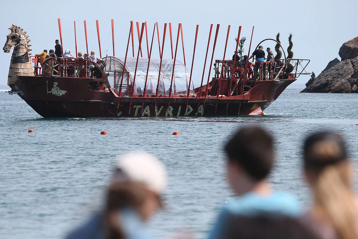 Прогулочный корабль "Таврида" у побережья Черного моря в поселке Новый свет Прогулочный корабль "Таврида" у побережья Черного моря в поселке Новый свет