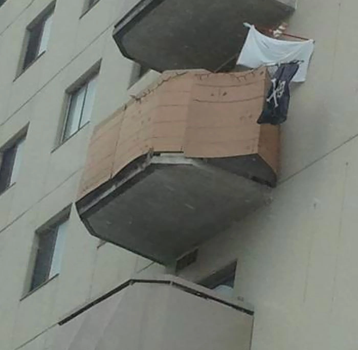 Соседи решили превратить балкон в пиратский корабль. 