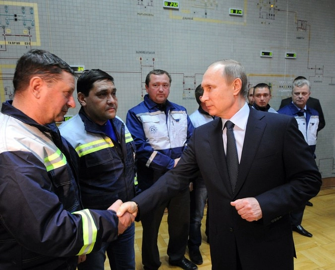 Президент России Владимир Путин с сотрудниками компании «Крымэнерго» в Симферополе.