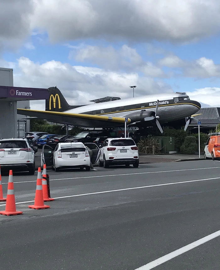 Новая Зеландия. Макдоналдс расположен в кабине списанного самолета. 