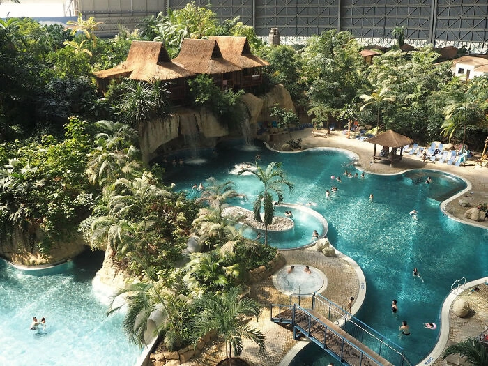 “Тропические острова” - аквапарк из Германии, построенный в бывшем ангаре для дирижаблей. 