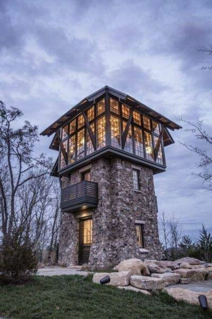 Каменная башня обсерватории, превращенная в частный дом. 