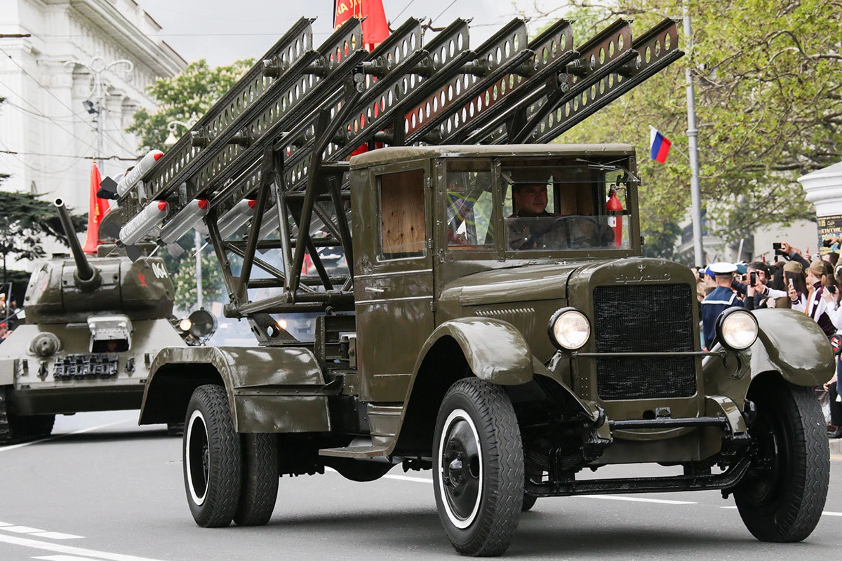 Советская боевая машина реактивной артиллерии БМ-13 "Катюша" Советская боевая машина реактивной артиллерии БМ-13 "Катюша"