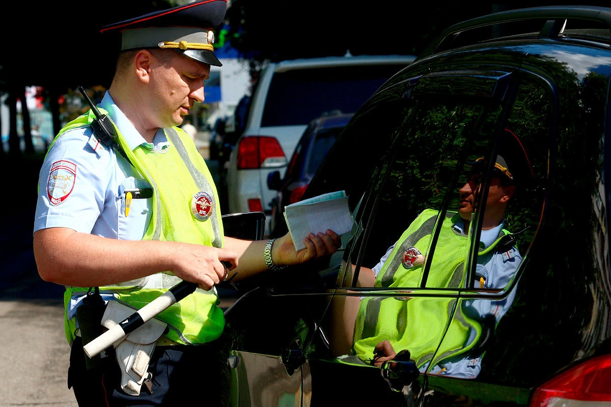 Сотрудник ГИБДД Сотрудник ГИБДД