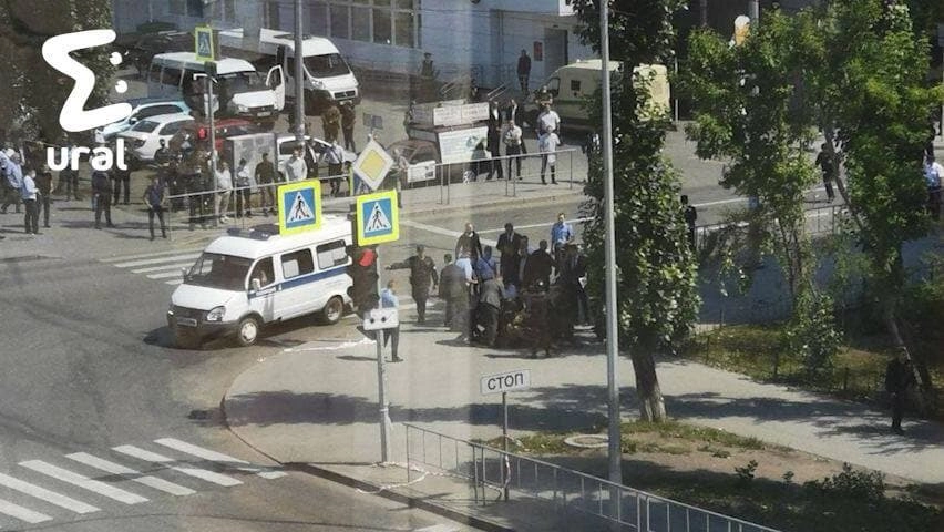 Задержанного везут в отдел полиции на допрос Задержанного везут в отдел полиции на допрос