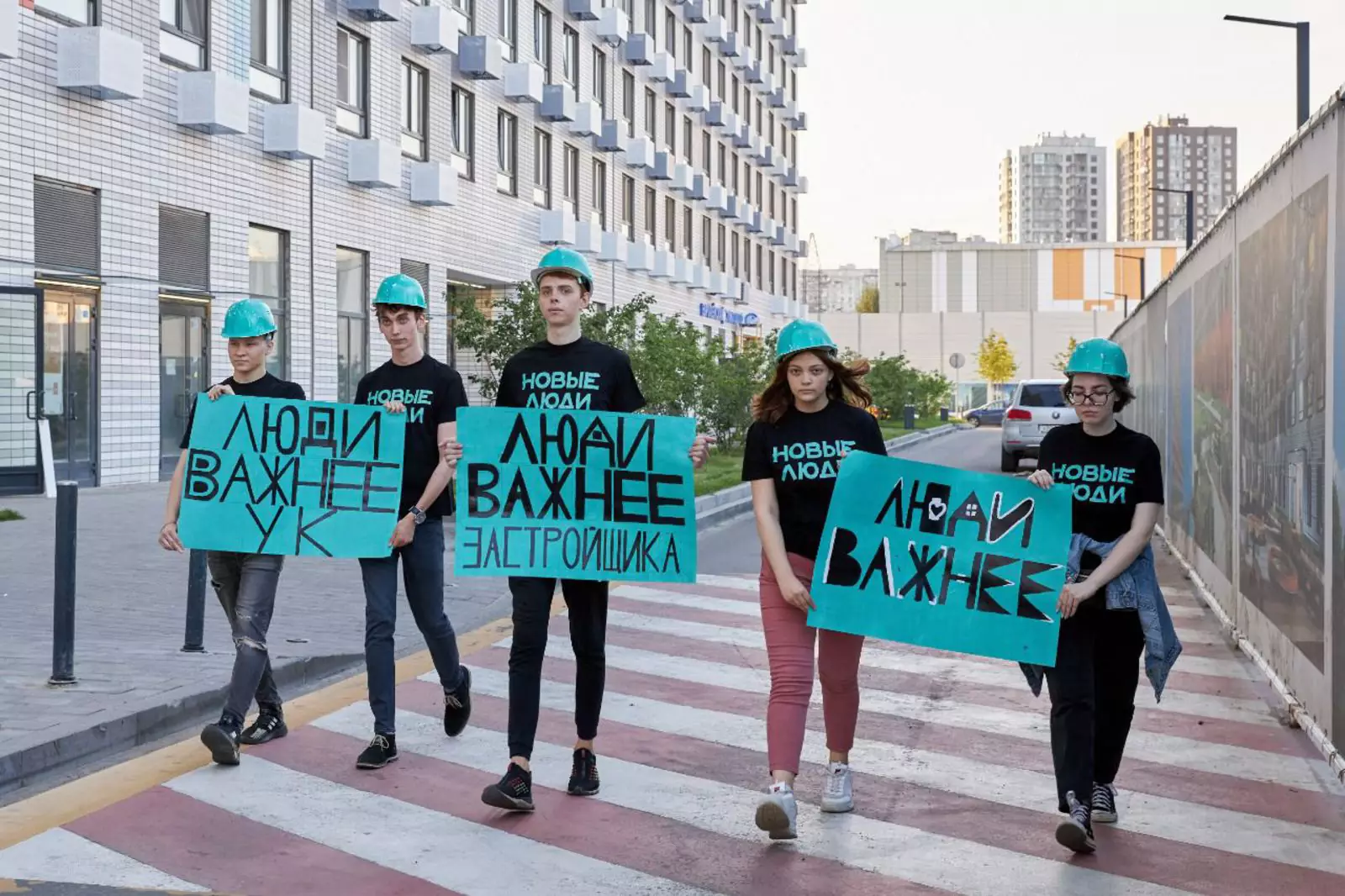 Люди делают новых людей. Партия новые люди плакат. Партия новые люди люди важнее. Реклама партии новые люди. Билборд новые люди.