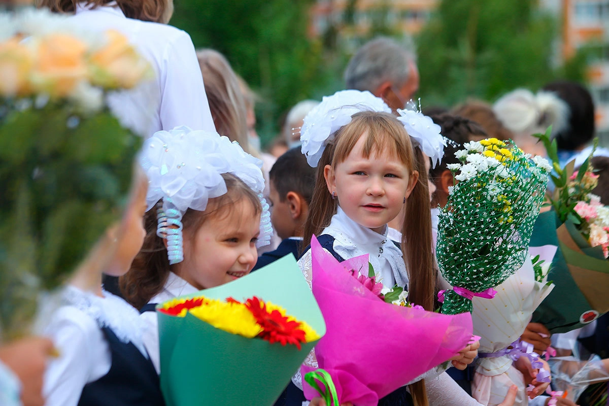 Школьники на линейке Школьники на линейке