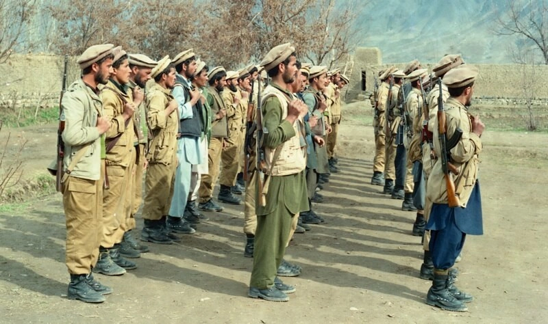 Моджахеды на построении, 1990 год. Моджахеды на построении, 1990 год.