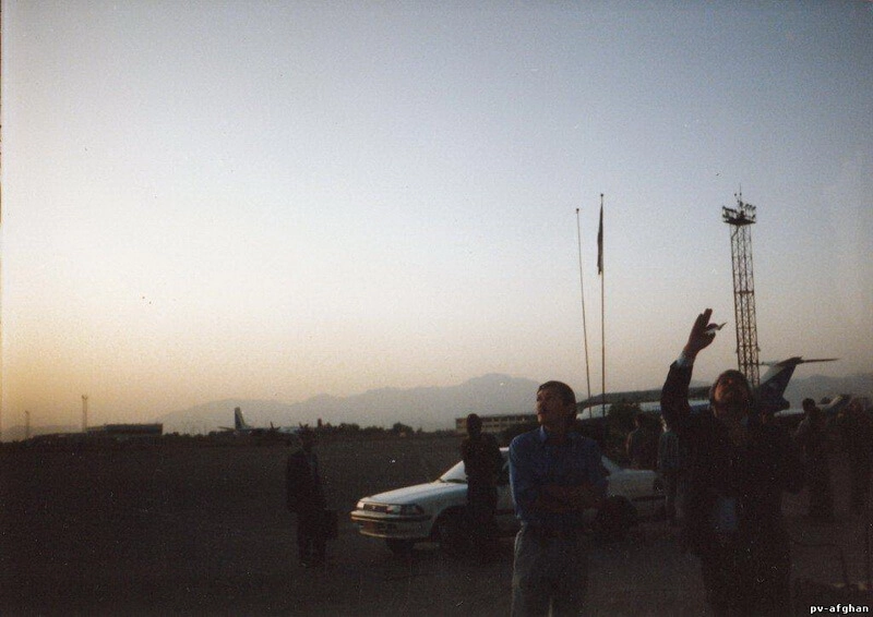 Сотрудники посольства в ожидании самолётов. Сотрудники посольства в ожидании самолётов.