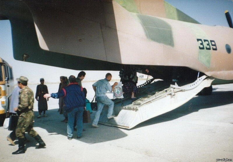 Посадка сотрудников посольства в Ан-32 генерала Дустума. Посадка сотрудников посольства в Ан-32 генерала Дустума.
