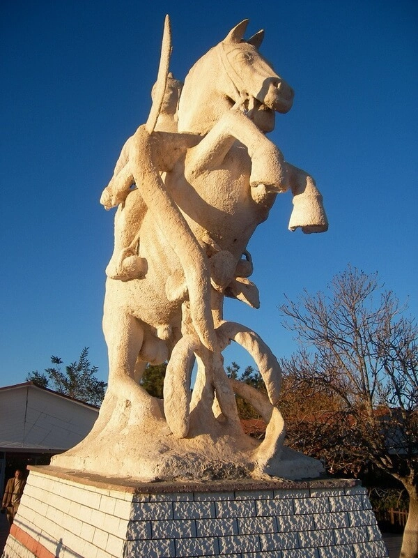 Памятник Балаку в Элязыге. Памятник Балаку в Элязыге.