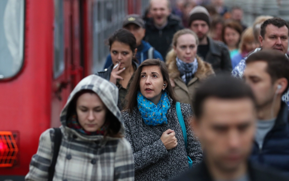 Толпа на вокзале. Толпа на вокзале.