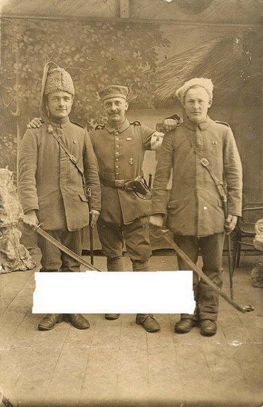 Немецкий солдат-медик с украинскими солдатами Державной варты. Немецкий солдат-медик с украинскими солдатами Державной варты.