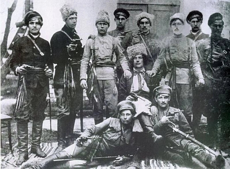 Феодосий Щусь среди бойцов своего отряда. Феодосий Щусь среди бойцов своего отряда.