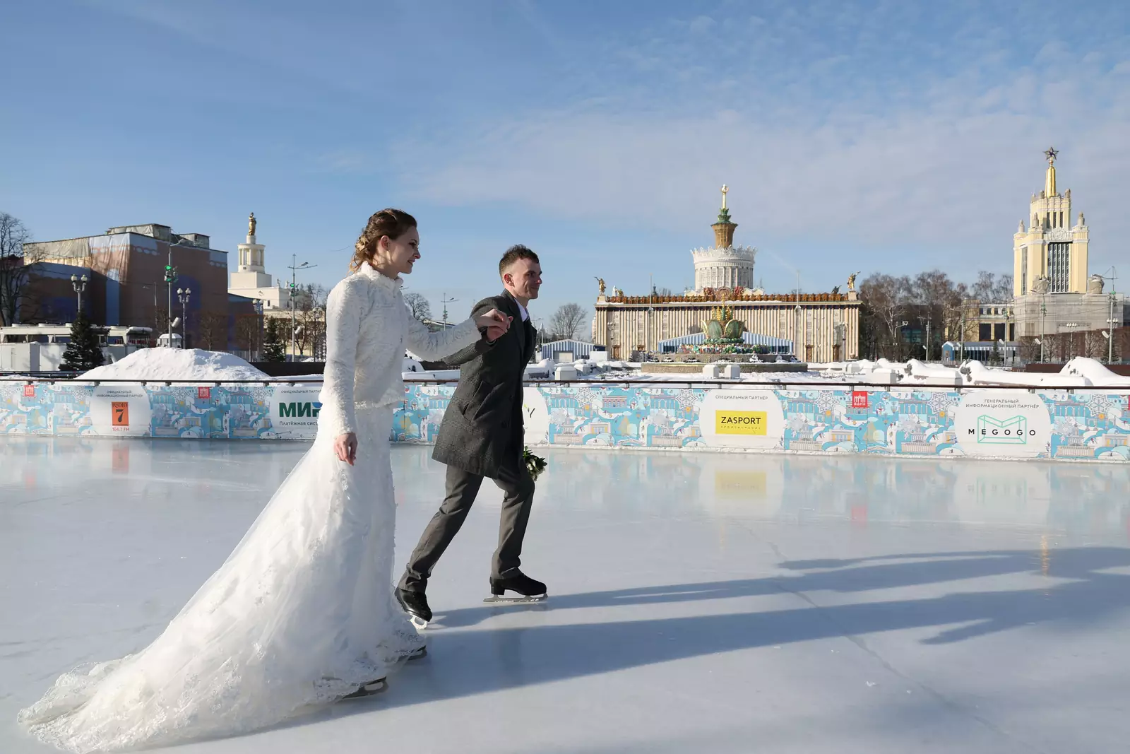 Романтичное прямой эфир. Каток ВДНХ, Москва. Москва самый романтичный город. Каток днем Москва.