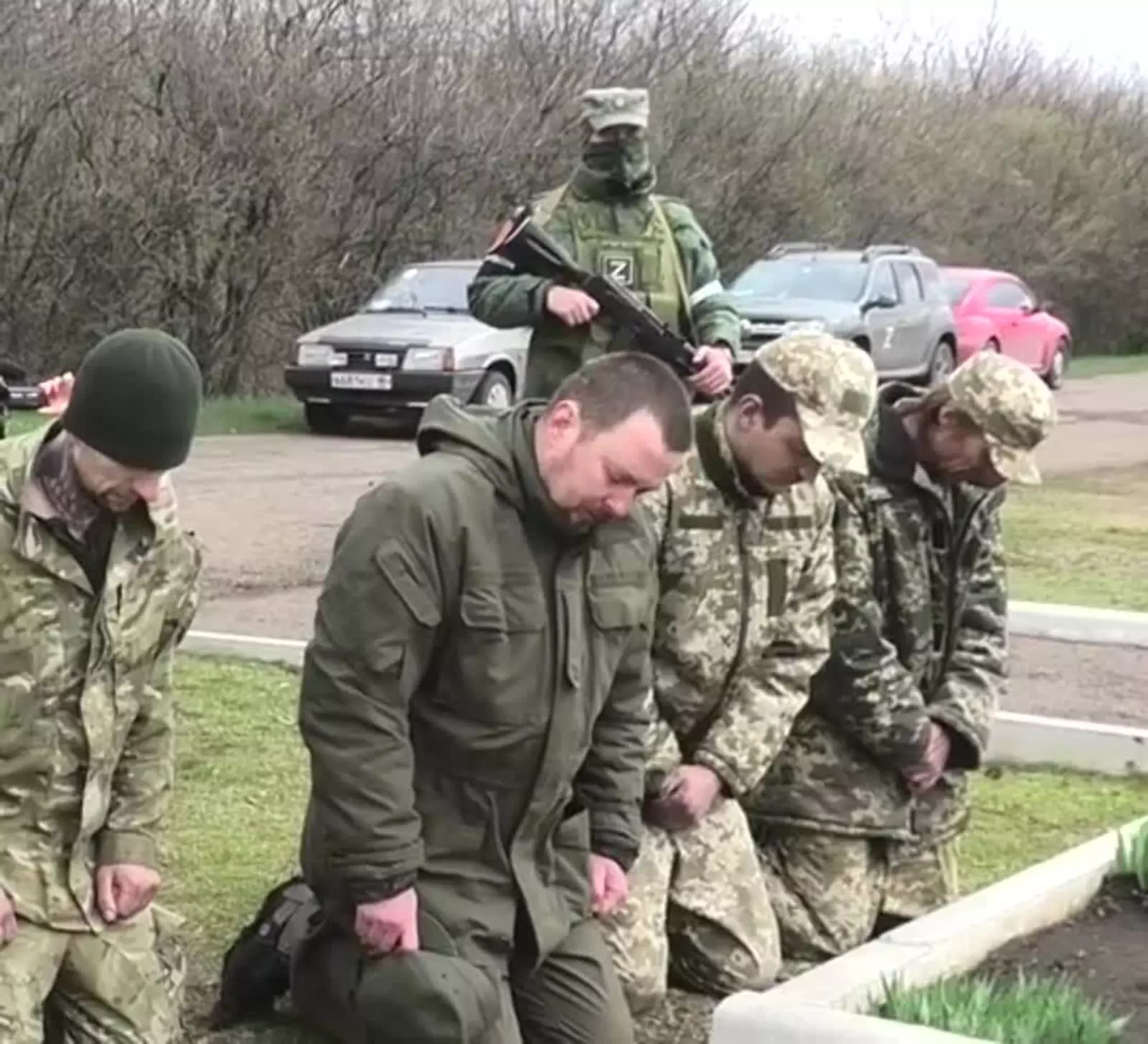 Украинские солдаты в плену видео. Пленные украинские военные. Украинский солдат на коленях.