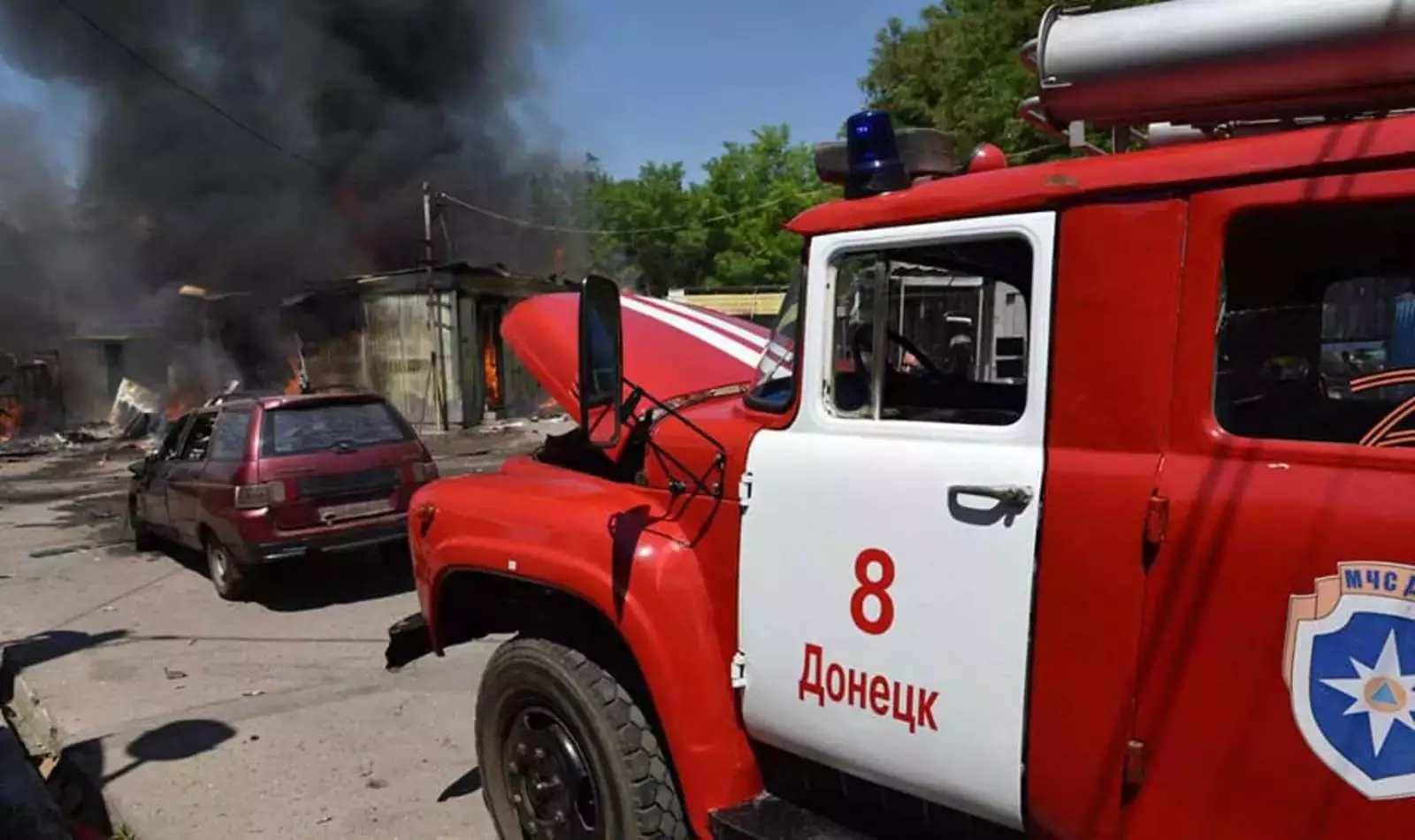 Донецк обстрел рынка. Пожарные ДНР. Машина МЧС. Пожар в Москве. ДНР здании пожарных.