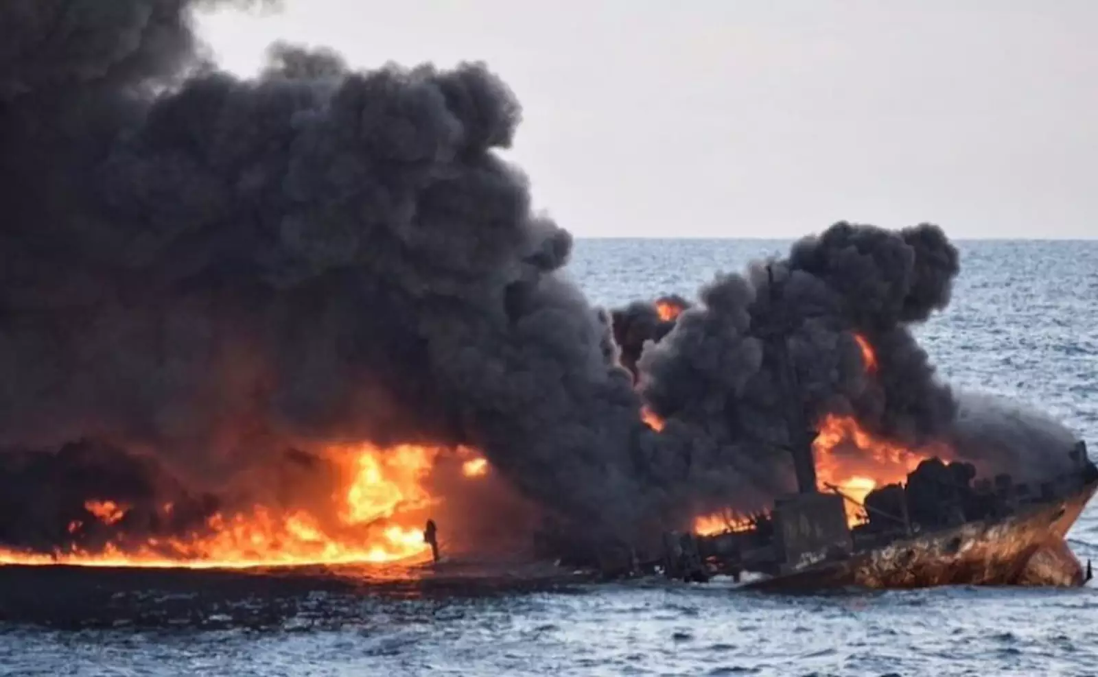 Удар в черном море сегодня. Уничтоженный военный корабль. Взрывы в порту Одессы. Уничтожение корабля в Одессе. Взрыв корабля в море.