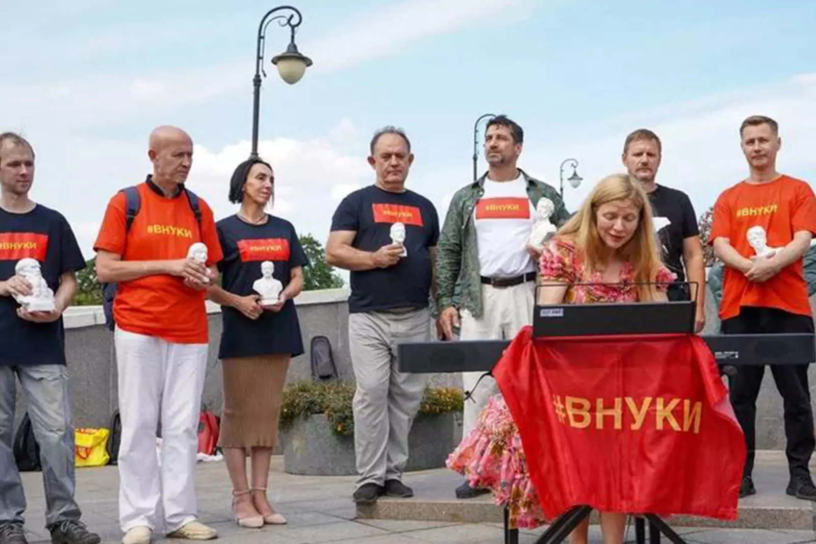 Пианистка Валентина Лисица вместе с "Внуками" сыграла у Скамьи примирения в Москве Пианистка Валентина Лисица вместе с "Внуками" сыграла у Скамьи примирения в Москве