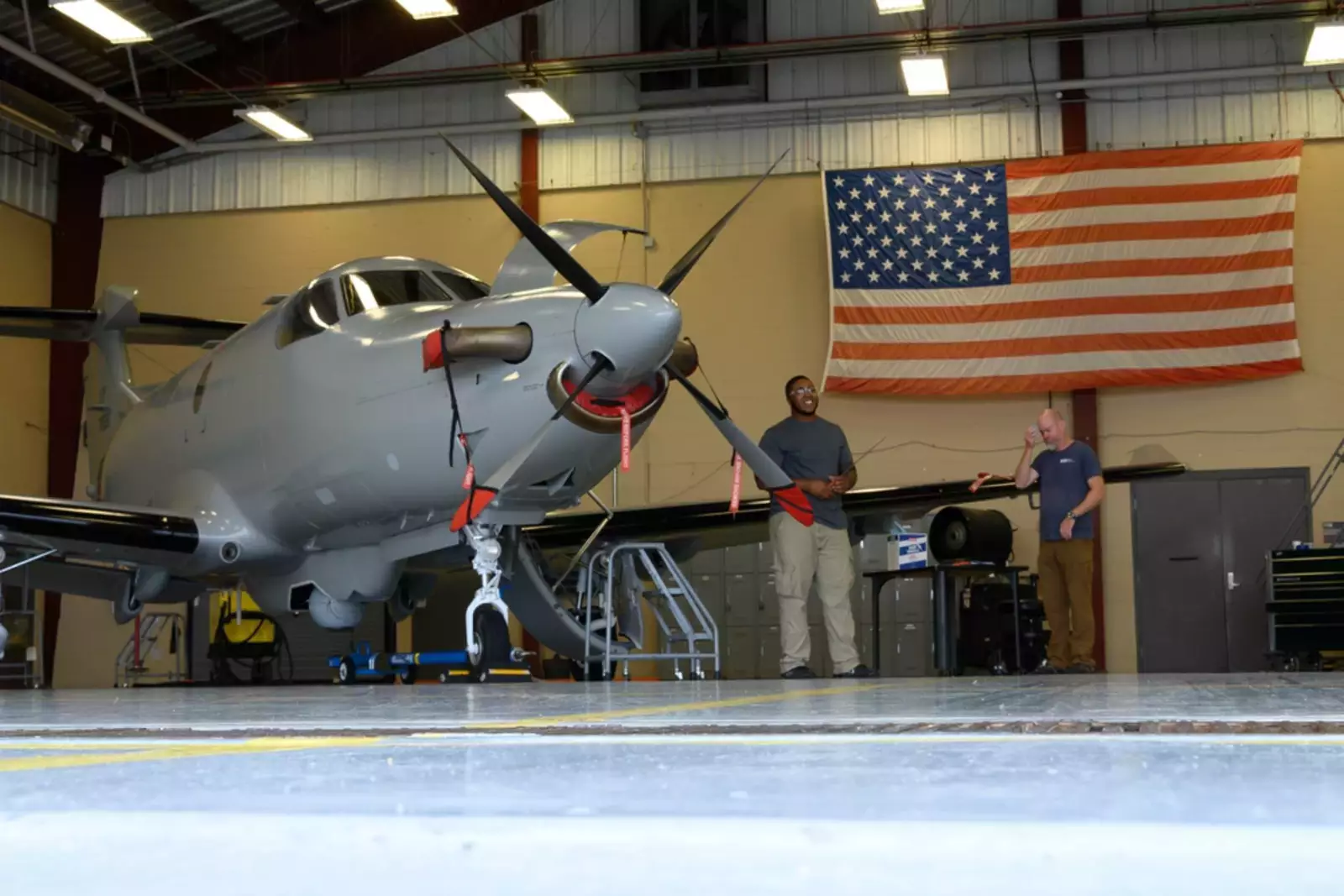 Кристофер Дэвис (слева), техник по техническому обслуживанию, и Кен Кейв, специалист по планерам и силовым установкам 319-й эскадрильи специальных операций, готовятся к плановому техническому обслуживанию на U-28A Draco на Херлберт-Филд, штат Флорида Кристофер Дэвис (слева), техник по техническому обслуживанию, и Кен Кейв, специалист по планерам и силовым установкам 319-й эскадрильи специальных операций, готовятся к плановому техническому обслуживанию на U-28A Draco на Херлберт-Филд, штат Флорида