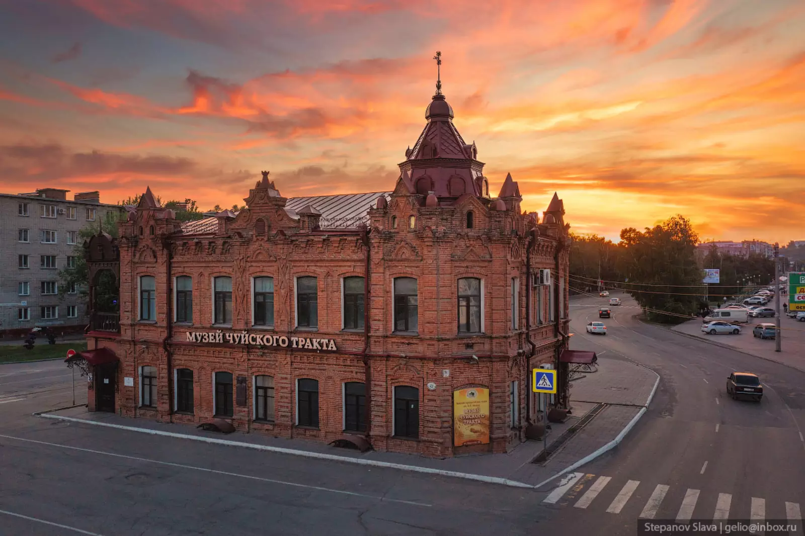 Бийский тракт. Музей Чуйского тракта Бийск архитектура. Достопримечательности Бийска музей Чуйского тракта. Бийск Купеческий.