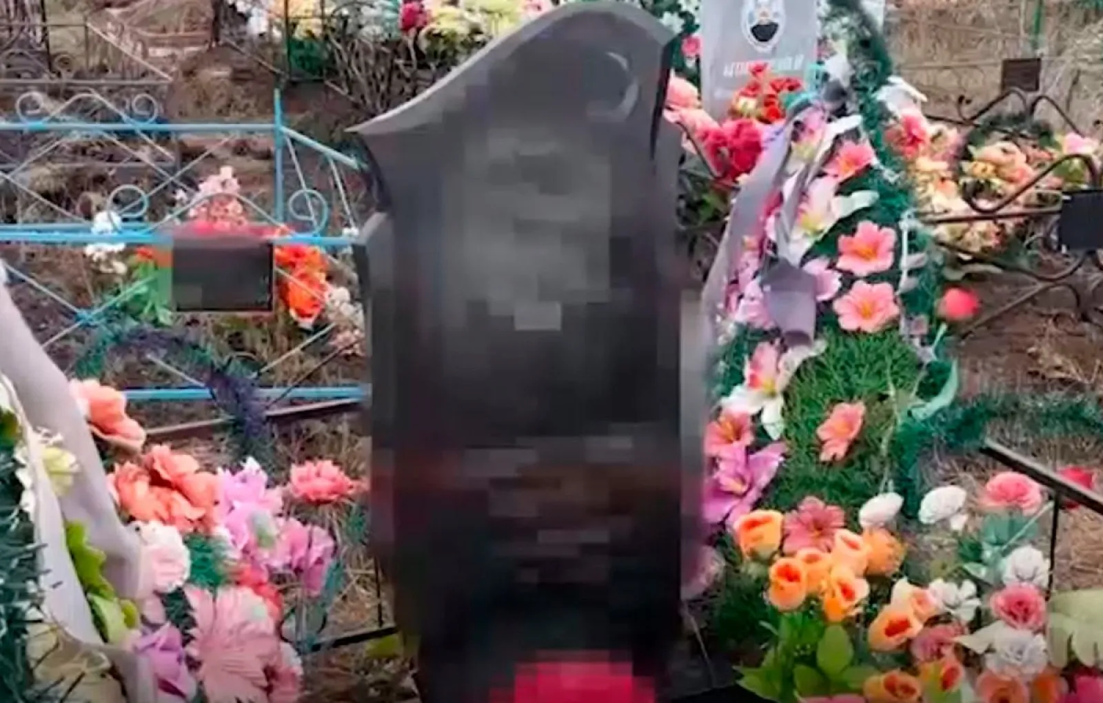 разбитому доту приходят ребята приносят цветы на могилу солдата фото 62