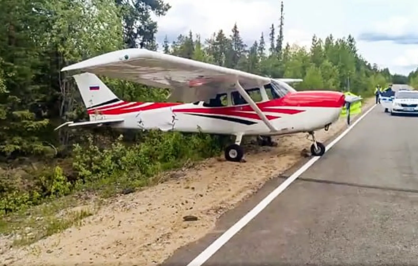 Самолёт Cessna аварийно приземлился на дороге в Мурманской области