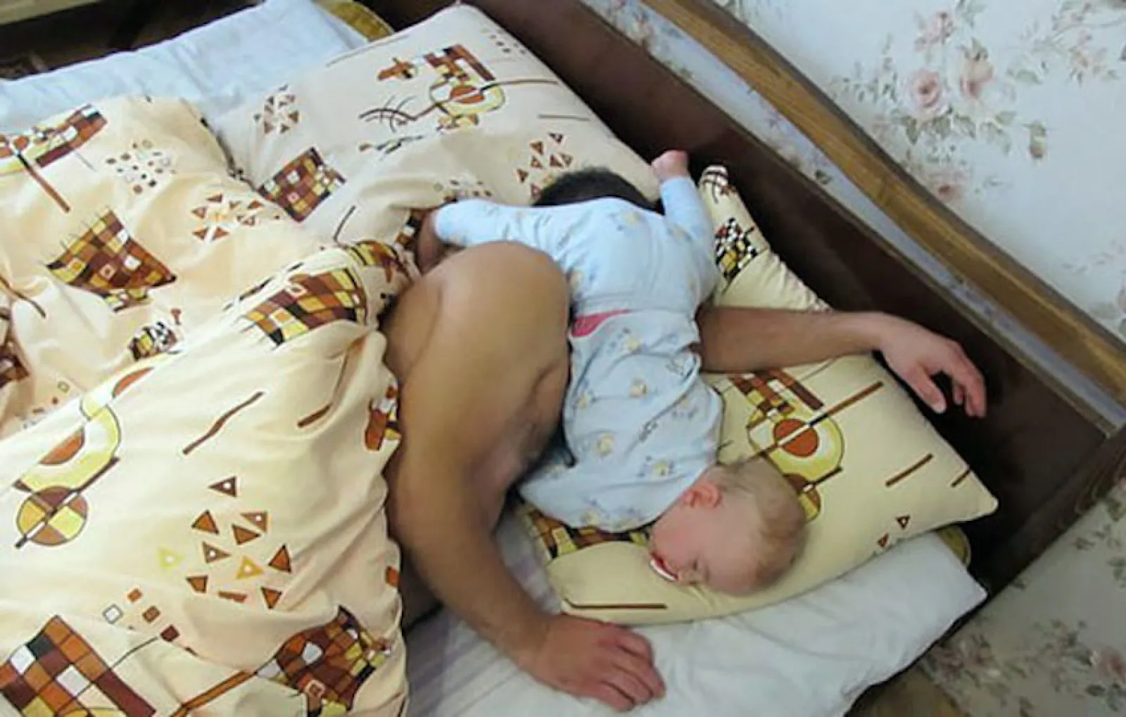 Малыши с папами спят