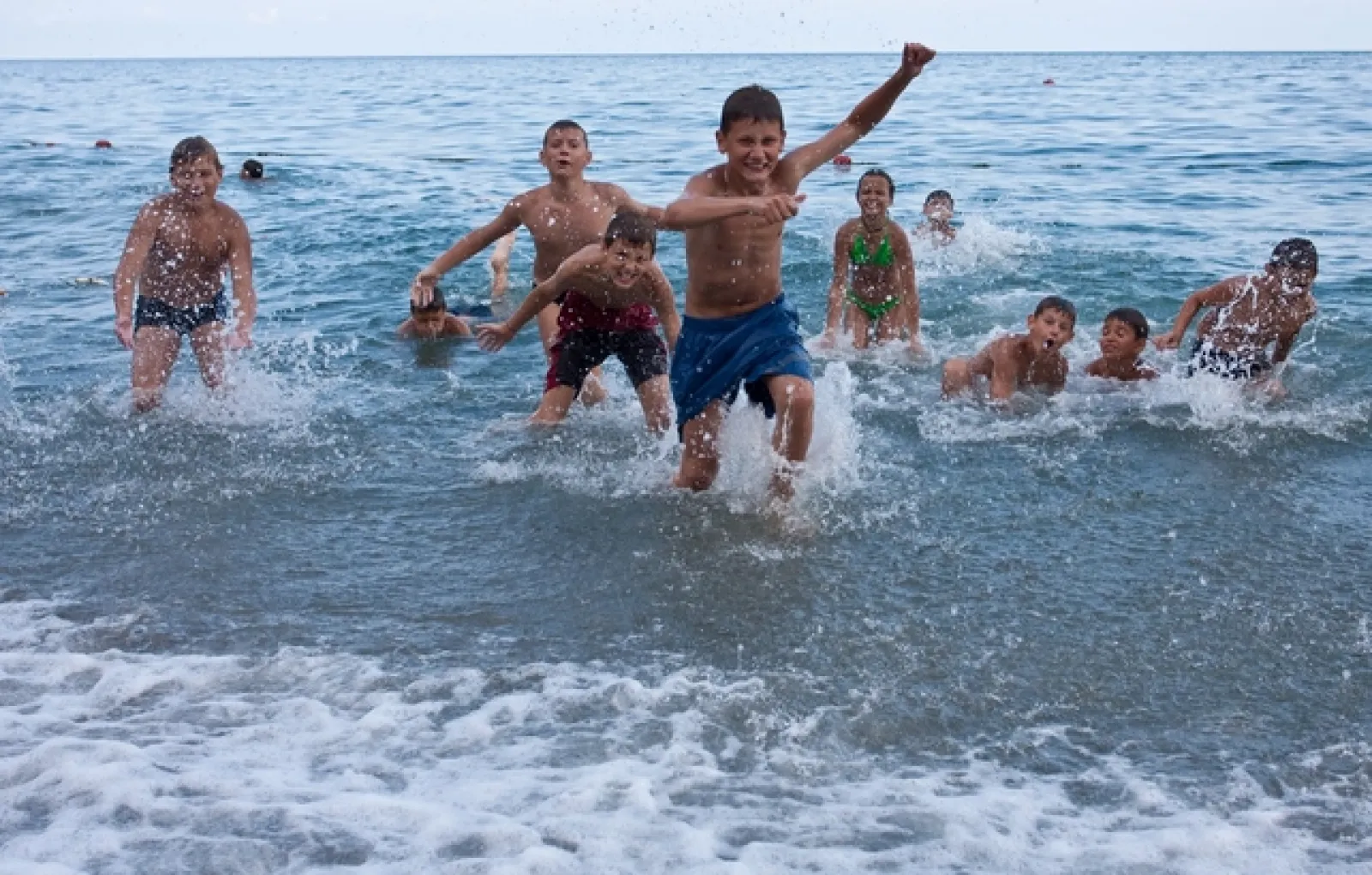 дети на пляже купаются