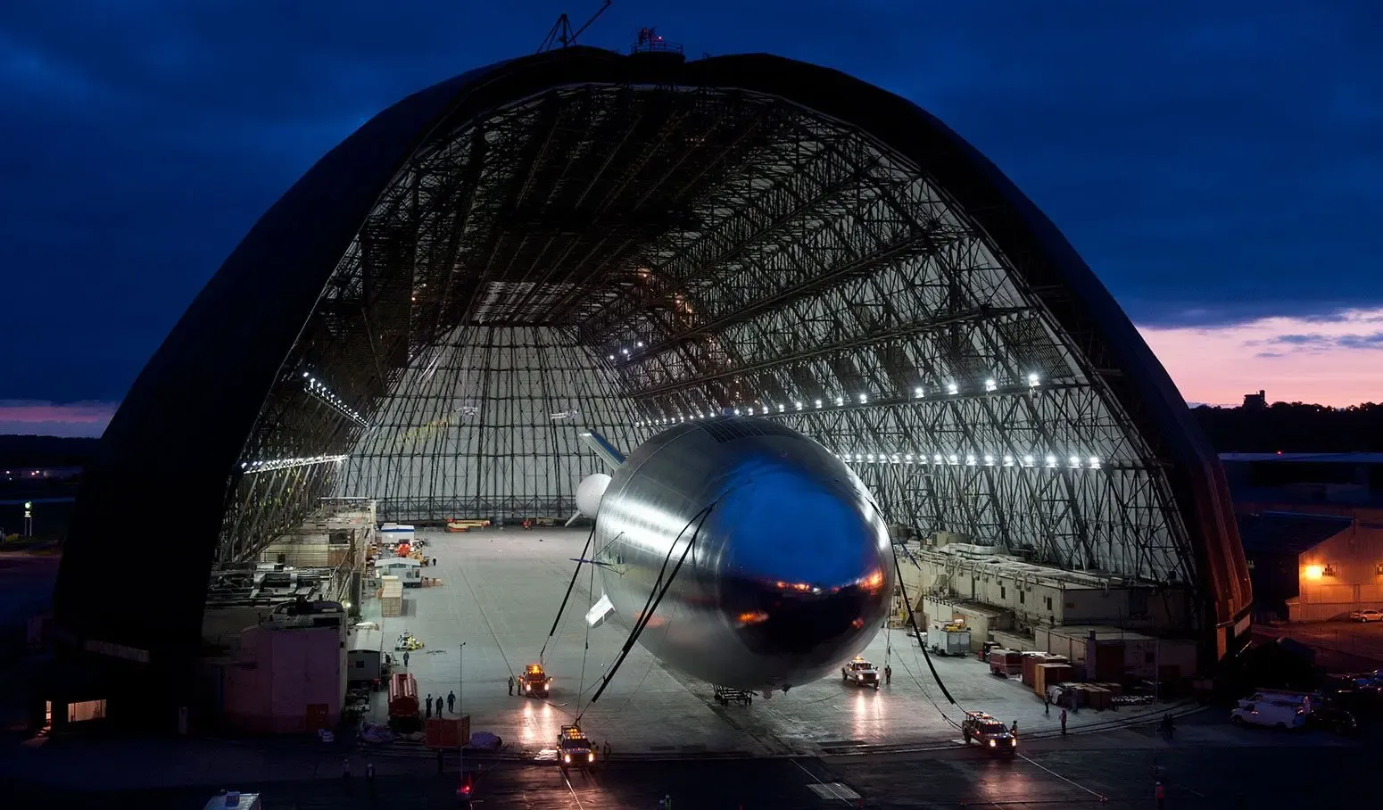 Дирижабль фото. Дирижабль Lockheed Martin. Сергей Брин дирижабль. Ангар для дирижаблей. Дирижабль в ангаре.